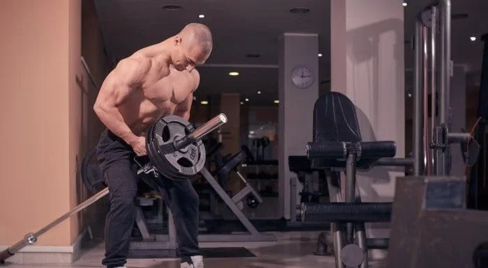 Döntött törzsű evezés az izmos és erős hátért - MYPROTEIN™